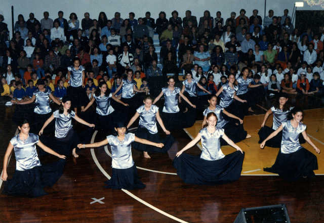 Foto de diferentes promociones del colegio León Pinelo