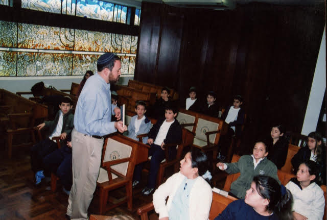 Rabino Zick en la Sinagoga pequeña del Sharon